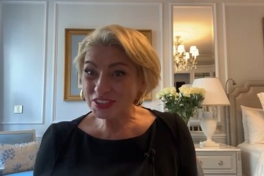 Анжела Перл стоп-кадр из YouTube-канала Анжелы Перл (18+)