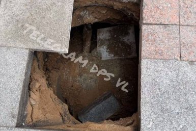 Прохожий провалился в подземный портал tg-канал (18+) gorod_vl