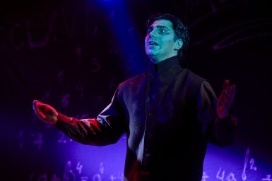 "50 оттенков черного, 50 оттенков белого" - готическая "Пиковая дама" во Владивостоке