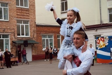 Последний звонок в средней школе №6 Марина Кудрявцева, ИА UssurMedia