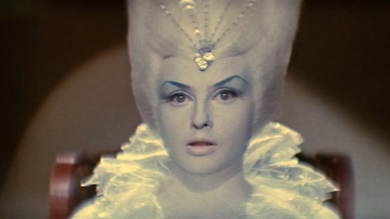 Наталья Климова в роли Снежной королевы стоп-кадр из фильма &quotСнежная королева&quot (18+)