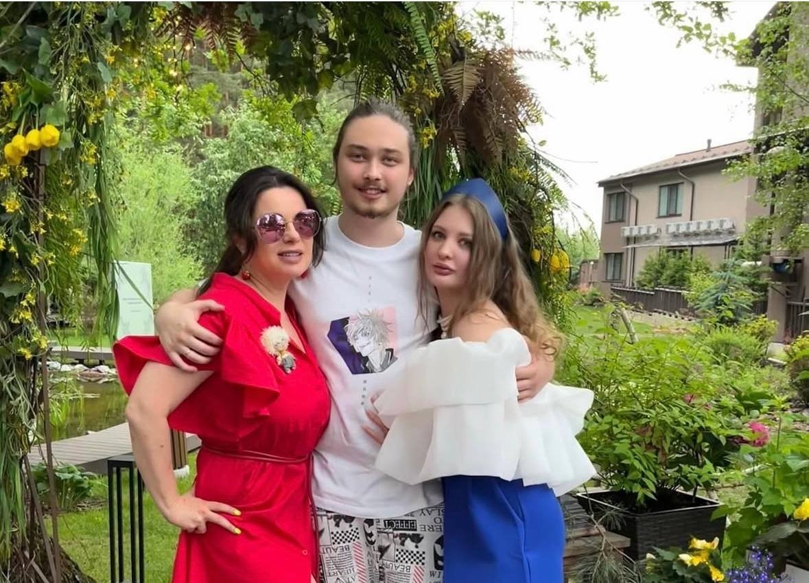 Наташа Королева с сыном и невесткой соцсети Мелиссы Глушко