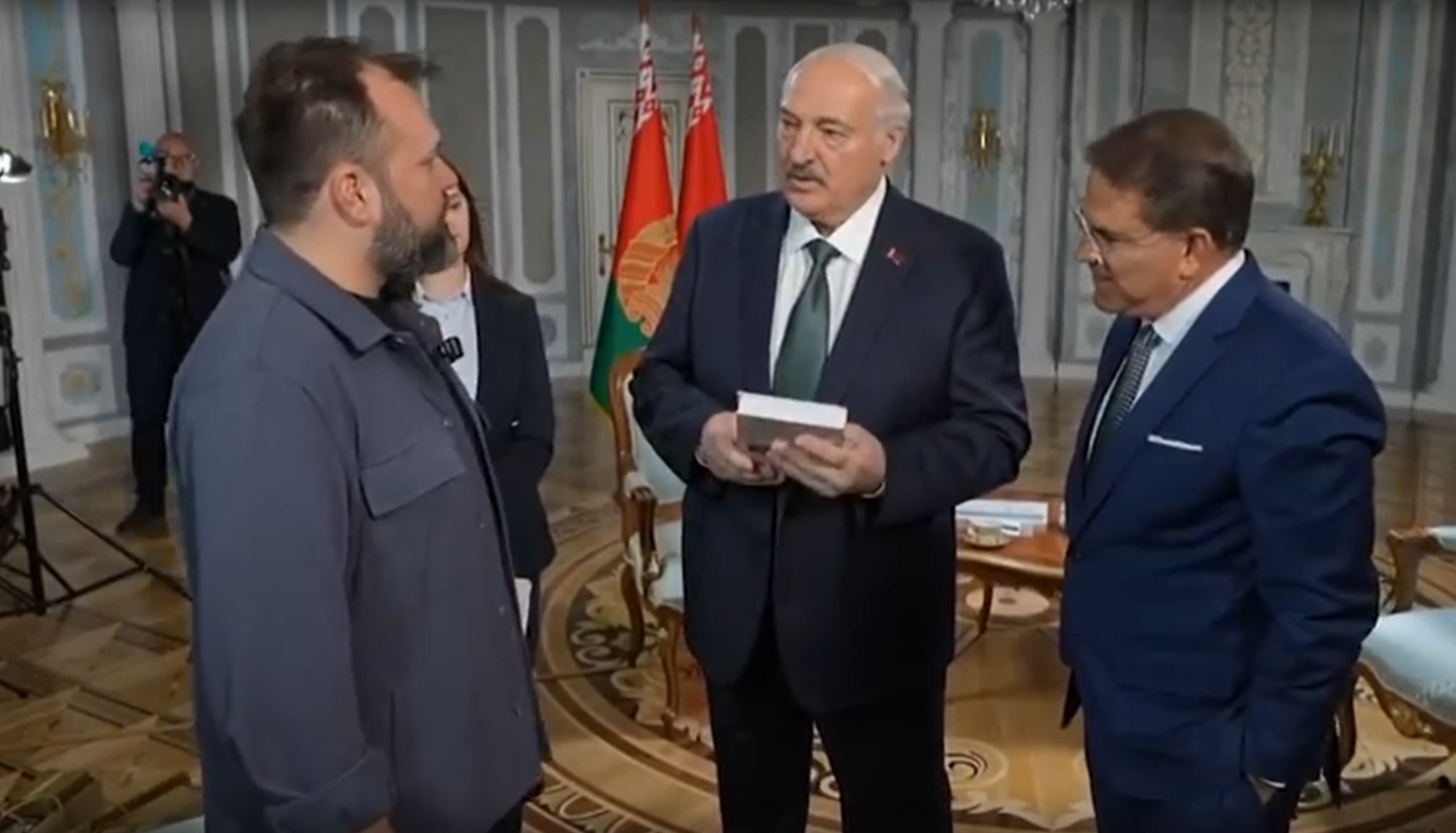 Лукашенко передали книгу Симоньян Скриншот видео RT