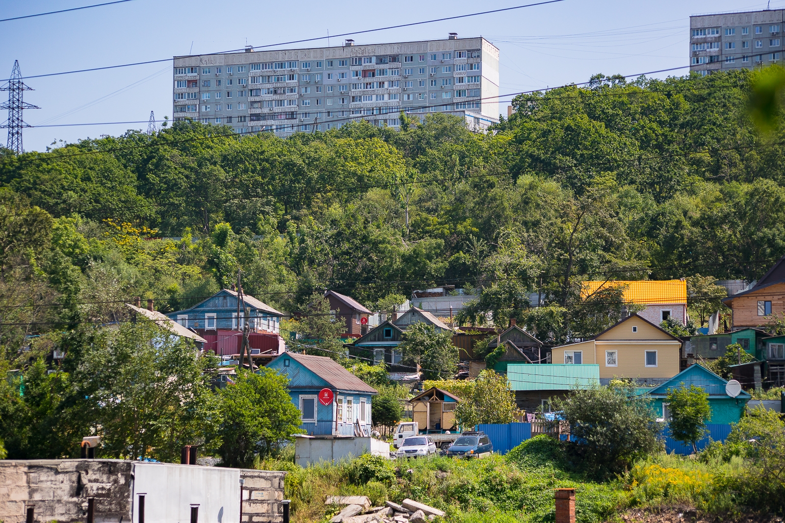 Сосед отделился глухим забором: как вернуть солнечный свет на свой участок Илья Аверьянов, ИА PrimaMedia
