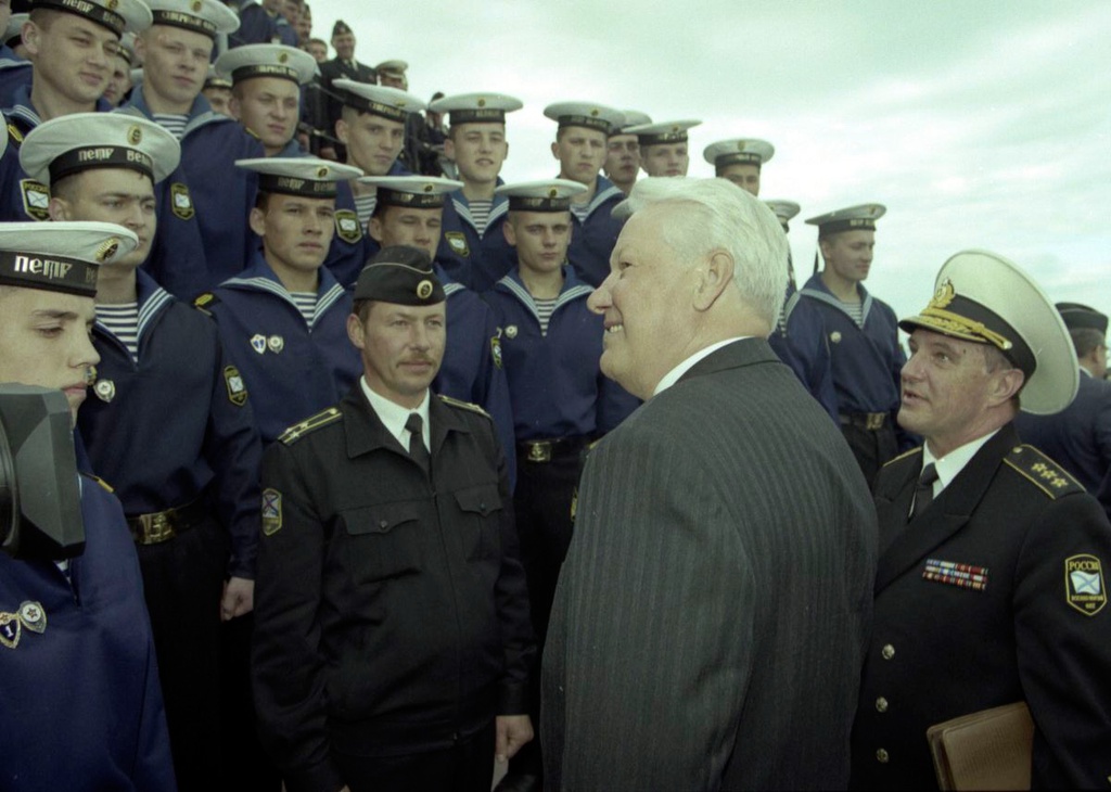 Президент РФ Борис Ельцин на борту флагманского корабля Северного флота ВМФ России – крейсера «Петр Великий», 1998 год