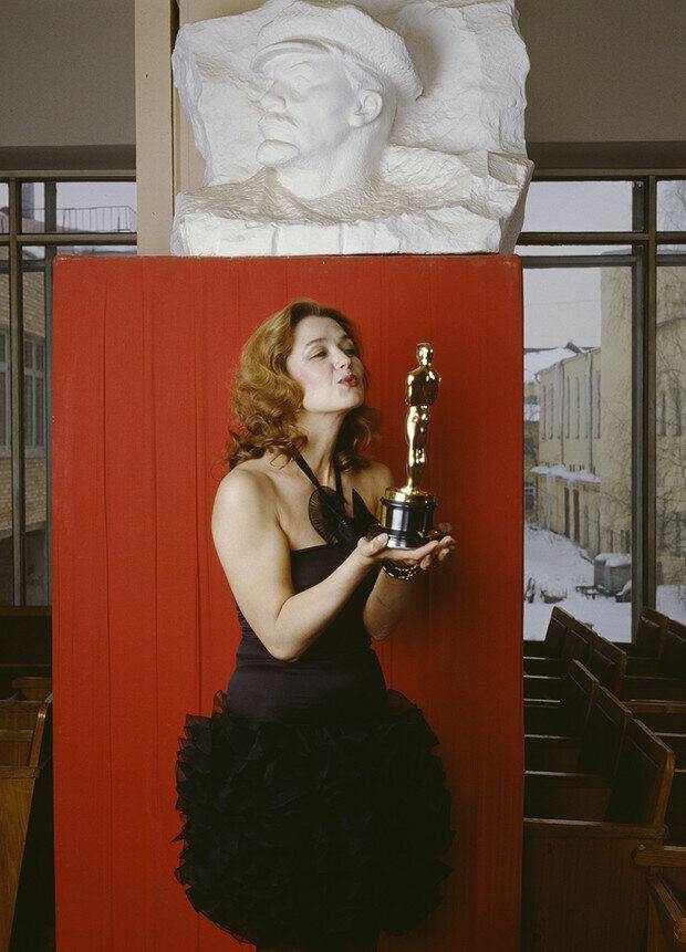 Актриса Ирина Алферова позирует с "Оскаром", 1988 год.