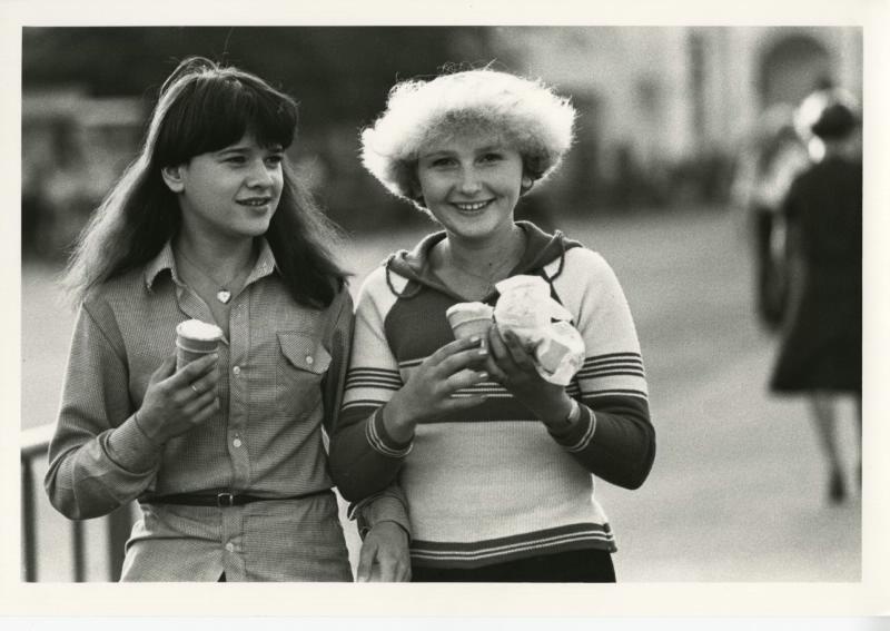 Советские девушки с мороженым. 1983 год
